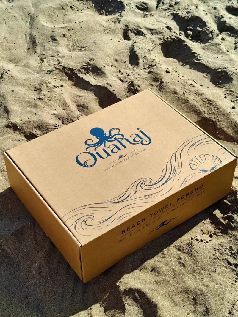 Packaging du poncho de plage Ouahaj sur le sable